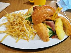 27&nbsp;牛肉汉堡-HELLO 27 意面·沙拉·帕尼尼