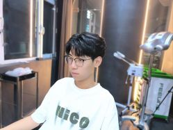 -一家只做男发烫染的店