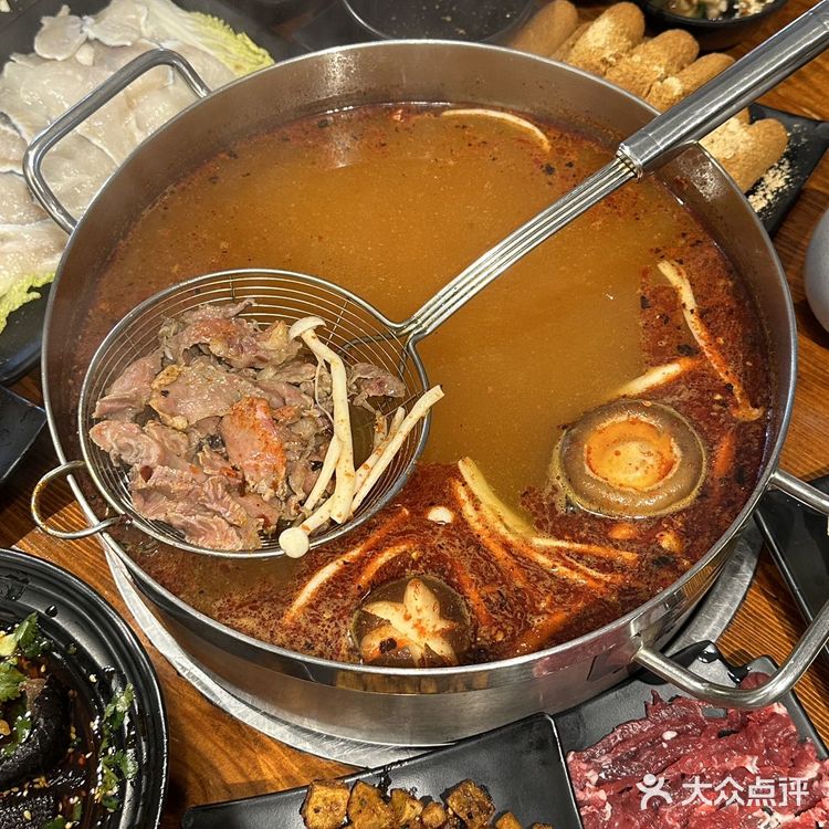 这锅颜色艳丽的酸汤牛肉我爱啦！！！