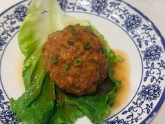 鸭蛋黄狮子头-春水锅贴·传统鲁菜(大明湖店)