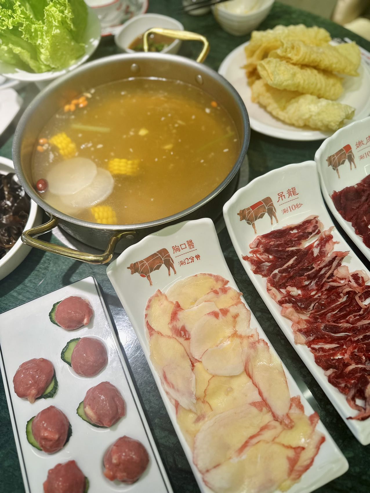 短短十秒钟,肉就可以捞出来,入口非常鲜嫩.潮汕炸腐皮