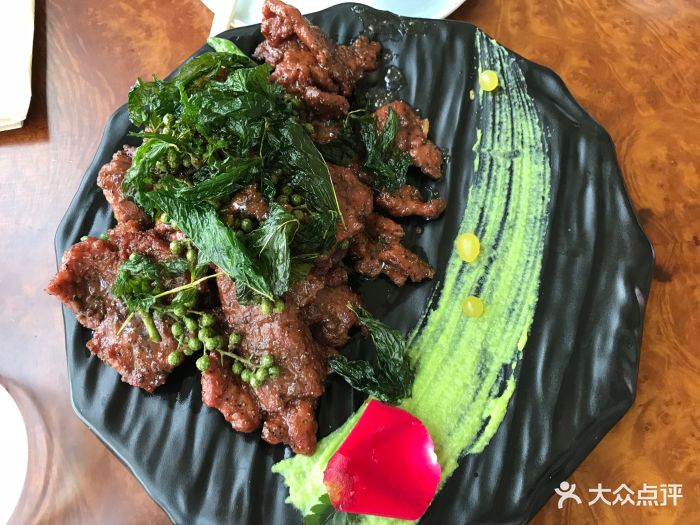 嫩煎小牛肉配芥末汁