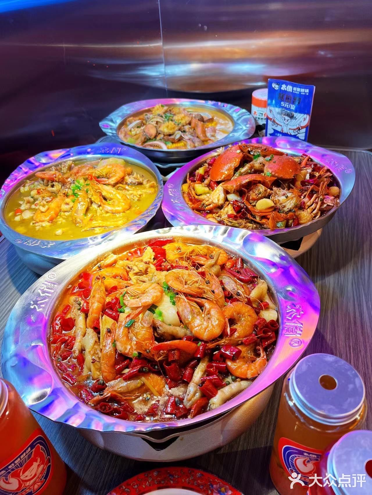 过年和姐妹吃团年饭吃螃蟹鲍鱼虾太有气氛了