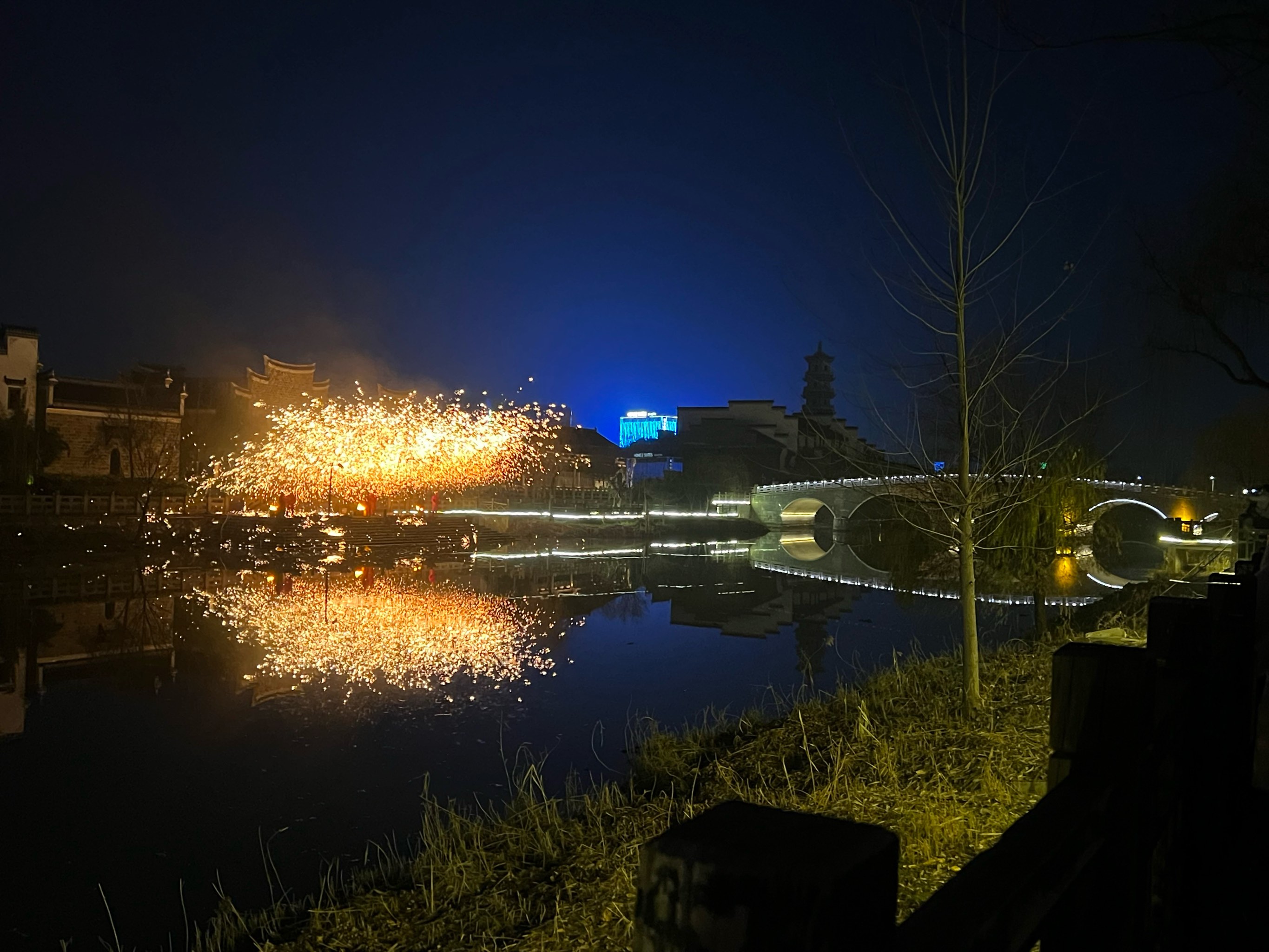 鸠兹古镇夜景照片图片