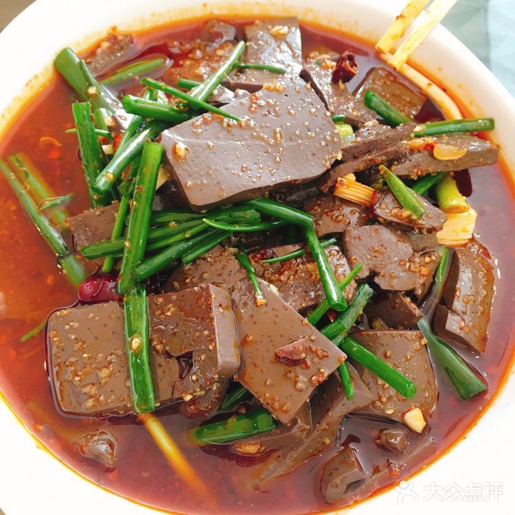 店里的人不是很多。素拼的味道不错，主要是醋味，很香