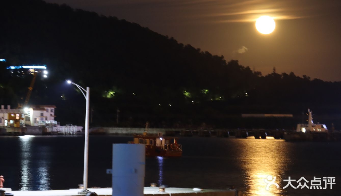 中秋夜看月出东方 从山后升起倒映在水中