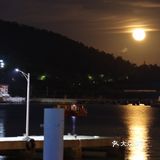 中秋夜看月出东方 从山后升起倒映在水中