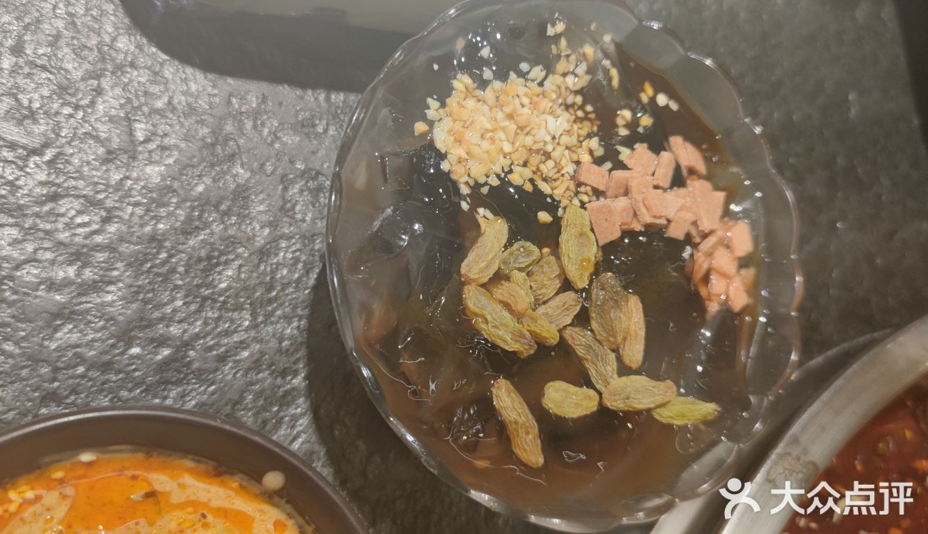 底下全是豆芽，他们家冒菜还是有点辣