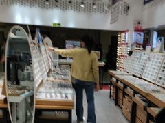 -美式眼镜·授权蔡司.依视路.尼康.豪雅.明月(人民广场店)