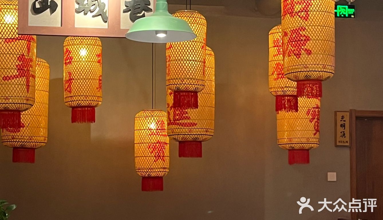 服务员统一身着民国时期的学生装，贴心地为顾客提供小发圈