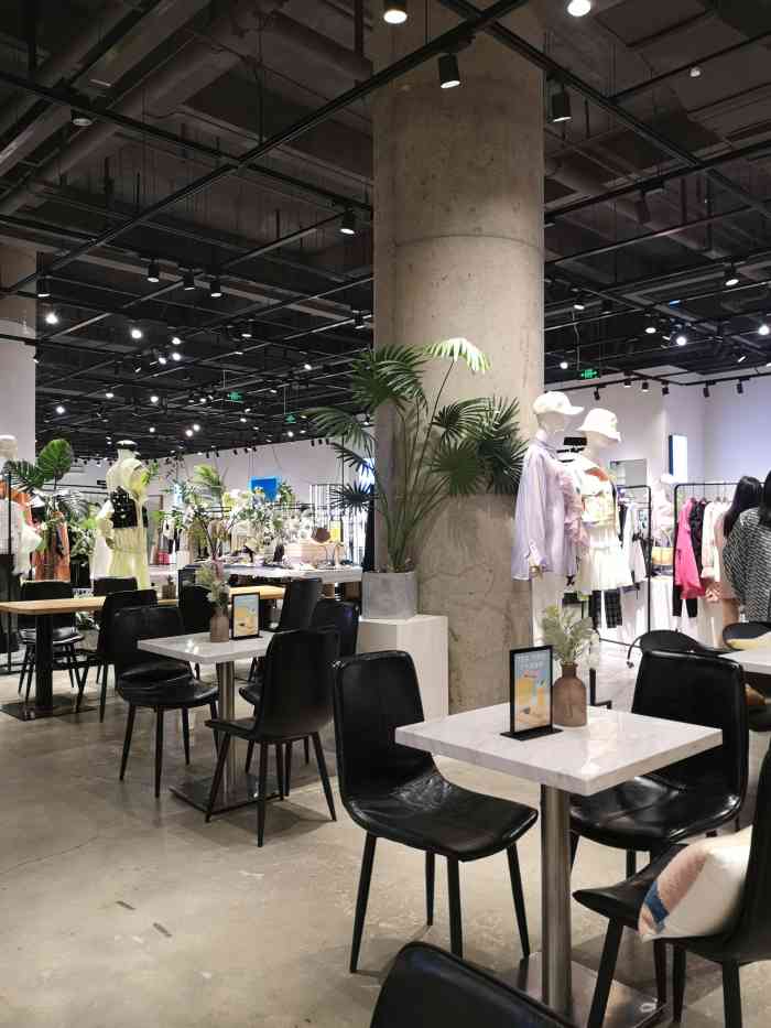 whous时尚生活馆(合生汇店)-"家电最大的特点就是各种各样的服装,女性