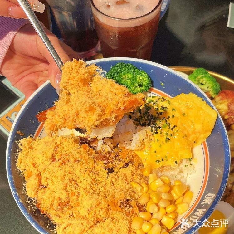 分量挺大的，上面铺了一层可以拉丝的芝士