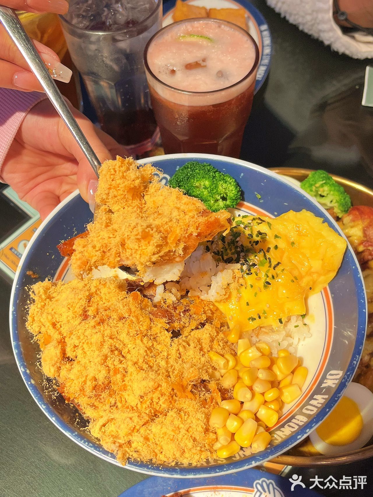 分量挺大的，上面铺了一层可以拉丝的芝士