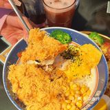 分量挺大的，上面铺了一层可以拉丝的芝士