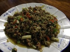 芹菜小米辣炒牛肉-龙姐私房菜(和顺古镇店)