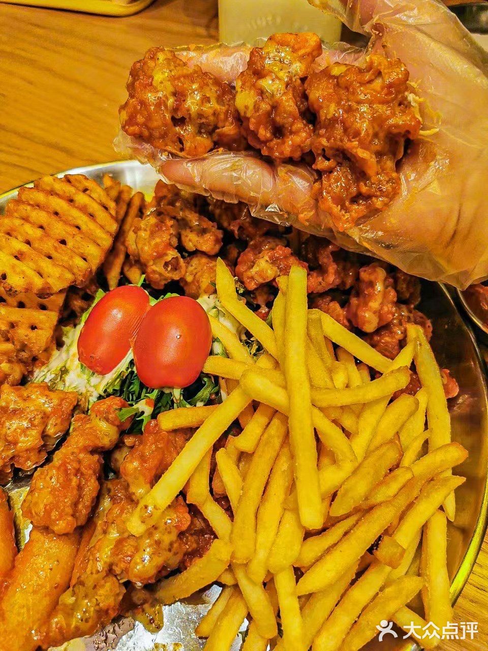 能拉丝的芝士瀑布披萨‼️ 黑金饼底的‼️ 没吃过的小伙伴们快冲～