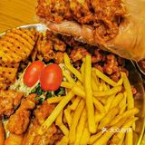 能拉丝的芝士瀑布披萨‼️ 黑金饼底的‼️ 没吃过的小伙伴们快冲～