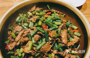 Stir-Fried Yellow Beef with Eighteen Ingredients