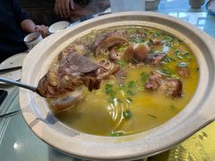 -帅巴人舅母子腊蹄民俗村