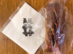 红豆碱水面包-天井·丑面包搭咖啡