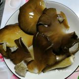 生抽，加入鲜蘑和土豆片，盐，鸡精，翻炒均匀即可