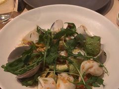 温热海鲜沙拉配牛油果-Mercato莫卡多露台餐厅与酒吧(K11店)