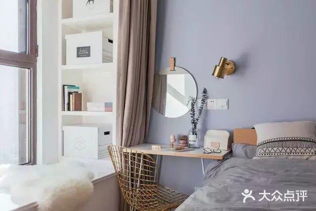 墙面用的经典款白色面包砖搭配浅水泥色地砖