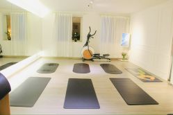 -闺蜜瑜伽·普拉提女性塑形馆