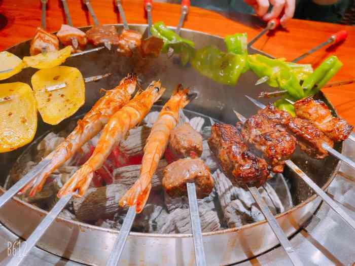 炭窑水浒烤肉(经济学院店)-"一进门是一只毛茸茸的大老虎,里面装修