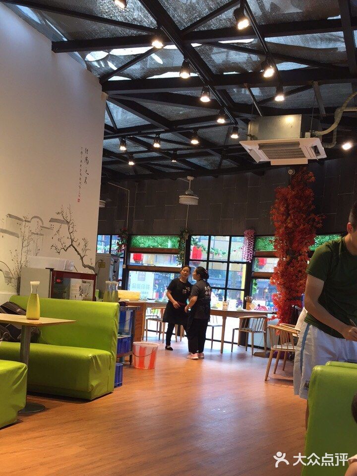 环境不错，点菜是在厨房窗口，有菜品展示，喜欢那个就那