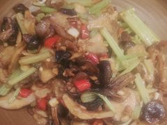 -阿瓦山寨·湘菜现炒·剁椒鱼头王(咸阳总店)