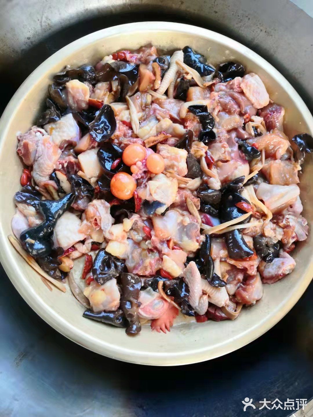 胡须鸡养足140天，吃杂粮的走地鸡味道美。