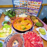 红河哈尼米线爽滑劲道，吸饱了火锅的汤汁，滋味十足