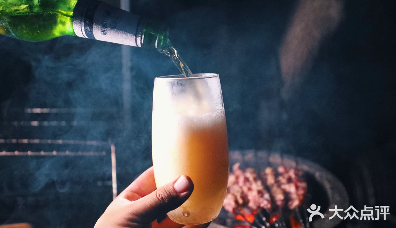 架一炭炉，几串烤肉，一杯冰啤，钟情于夜晚的静