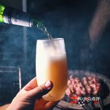 架一炭炉，几串烤肉，一杯冰啤，钟情于夜晚的静