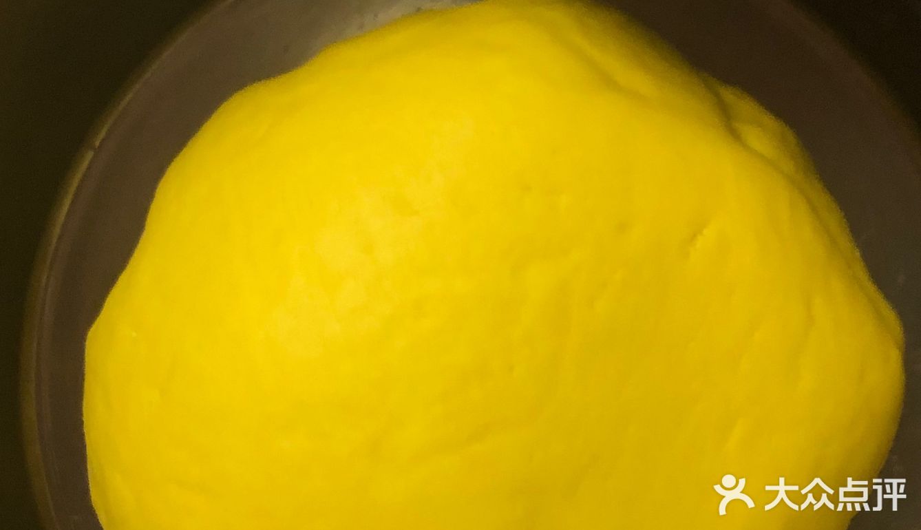 丹麦筒 准备材料：面粉 酵母（比例100:1）黄油