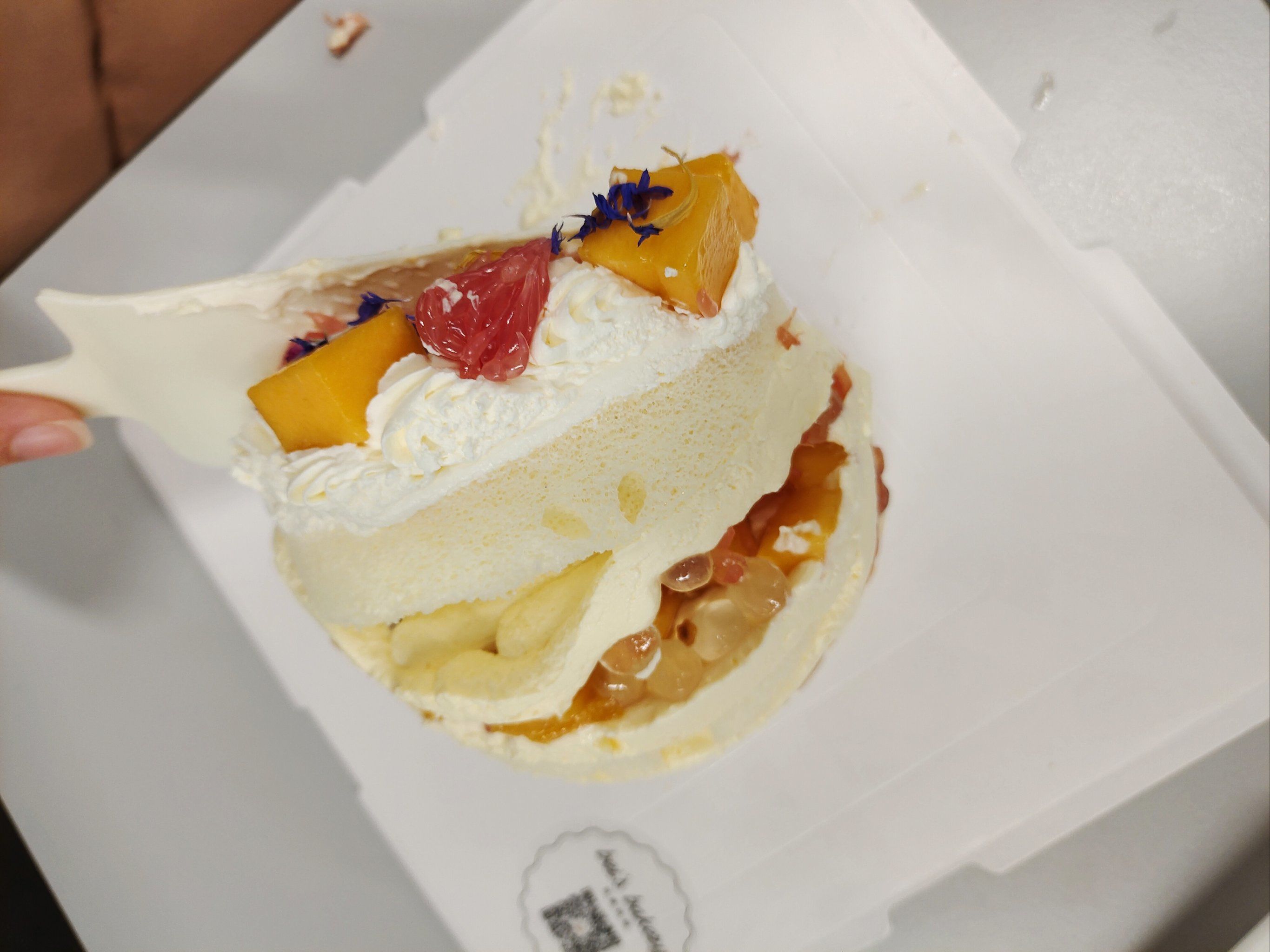 这家店很特别,蛋糕是西式,店里的面包是卖法式的
杨枝甘露蛋糕,味道