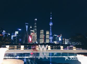 夜晚霓虹幻彩般的W酒店