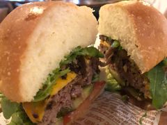 黑松露菌菇牛肉汉堡-COMMUNE幻师(上邦百汇城店)