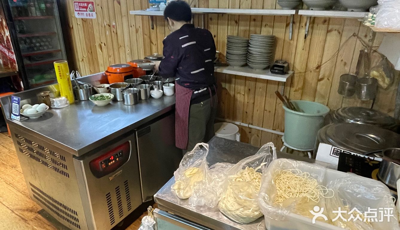 为了节约成本，就有了一个专门提供热水的地方