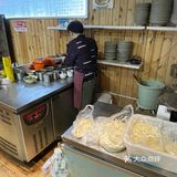 为了节约成本，就有了一个专门提供热水的地方
