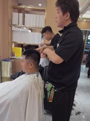 -一東造型烫发染发