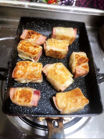 继续手抓饼包一切。从冰箱里拿出手抓饼，稍作解冻。我又