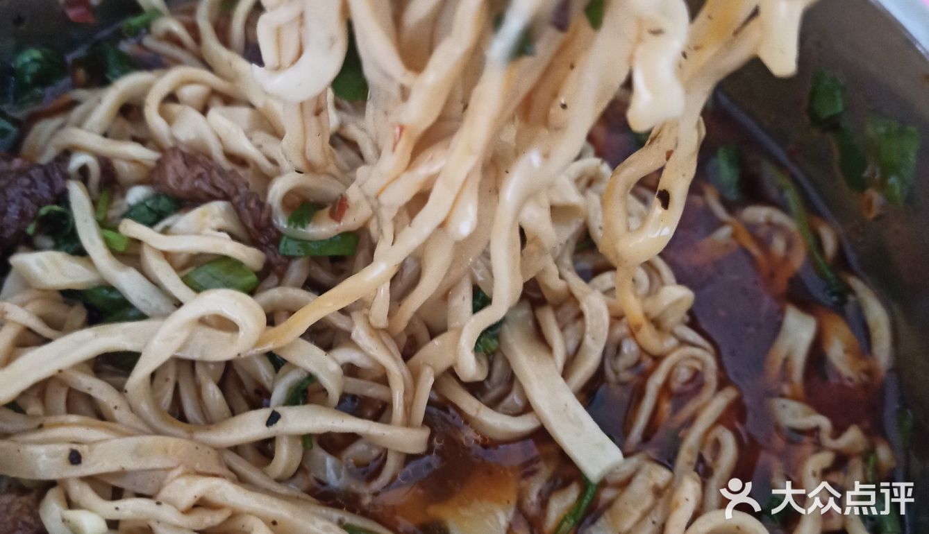夜市的一碗红烧牛肉面，实在！！[亲亲][亲亲]
