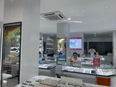 -光明眼镜·蔡司授权(徐泾店)