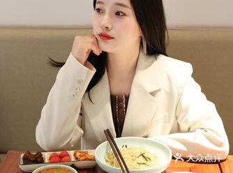 我觉得蟹黄面是属于来江浙沪地区必须要吃的一个特色吧