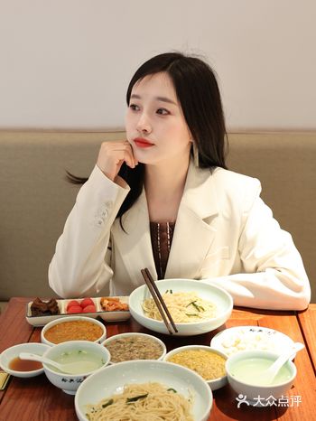 我觉得蟹黄面是属于来江浙沪地区必须要吃的一个特色吧