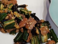 黑鸡枞菌秋葵炒猪颈肉-恭敬李·烤鸭(天坛北门店)