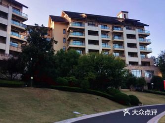 滨江大酒店位于东南湖区，东临坪山南面是东南湖区旅游码