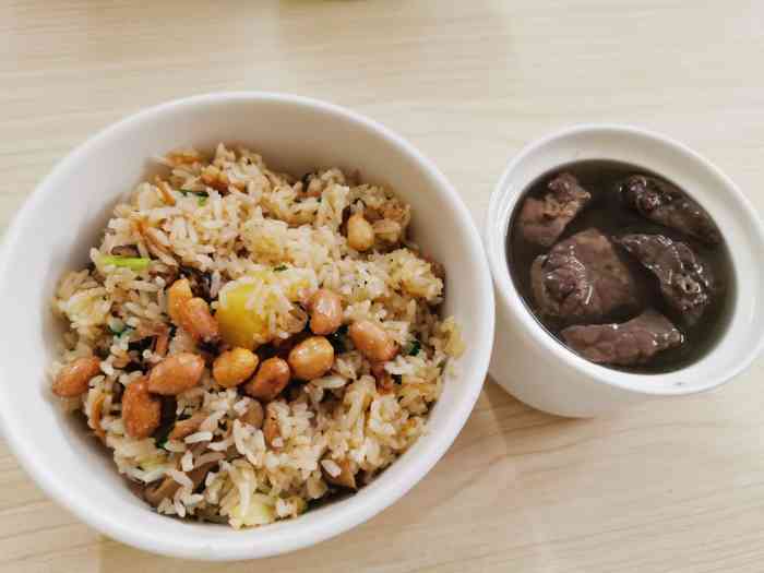 达濠戈饭-"在新一城后面的小巷里一家不起眼的炒饭店 .